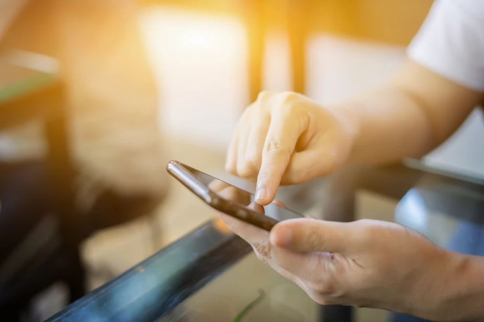 En person som håller en smartphone i handen.